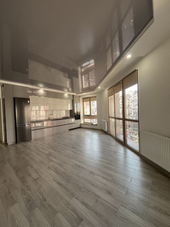 Продається квартира з великою кухнею 30м.,в ЖК закритого типу, з ремонтом,частково меблі. - фото 1