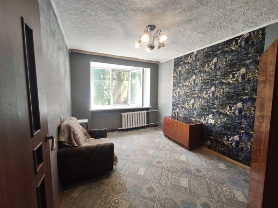 `Продам дві кімнати на другому поверсі, р-н  зупинки Аврора