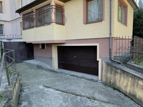 Продається  5 кімнатна квартира з двома гаражами Ивано-Франковск