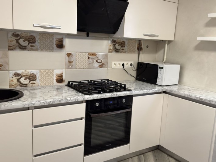 Продаж 3 кімнатної квартири з ремонтом частково з меблями - фото 1