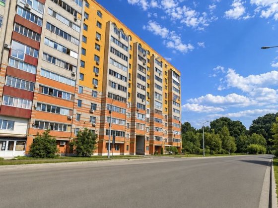 Простора 3-кімнатна квартира з панорамним видом на озеро Чеха ,цегляний будинок «Сумбуд» Сумы