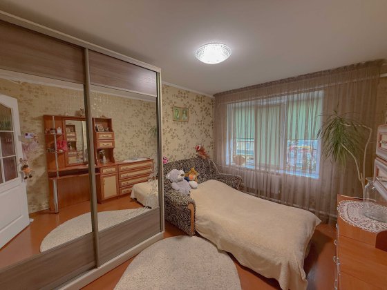 Продам затишну 3-кімнатну квартиру з автономним опаленням і власним гаражем !!!