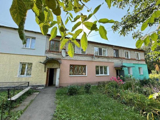 Пропонуємо до продажу затишну 2-кімнатну квартиру на 2 поверсі цегляного будинку. с. Сад (вул. Войти Суми