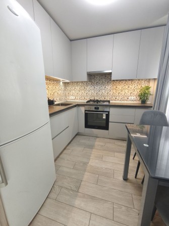 Продам квартиру з кап.ремонтом, меблями та технікою в центрі міста - фото 1