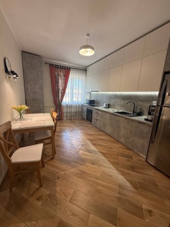 Продається простора 3-кімнатна квартира на Виставці, проспект Миру - фото 1