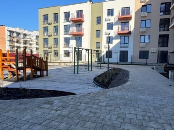 Продається 2-кімнатна квартира з власним подвірʼям в сучасному ЖК «Субурбія DUO». Рівне