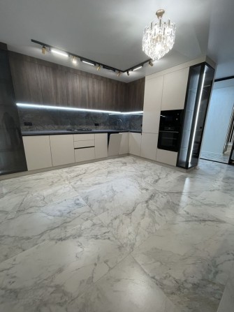 Продаж 3 кімнатної квартири з ремонтом і меблями - фото 1