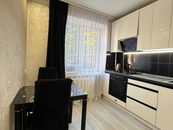 Продається 2-кімнатна квартира 54 м² у цегляному будинку на Ювілейному, середній поверх, укомплектов