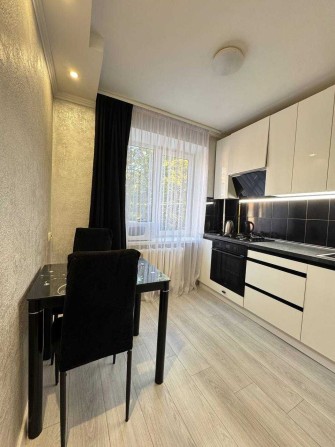 Продається 2-кімнатна квартира 54 м² у цегляному будинку на Ювілейному, середній поверх, укомплектов - фото 1