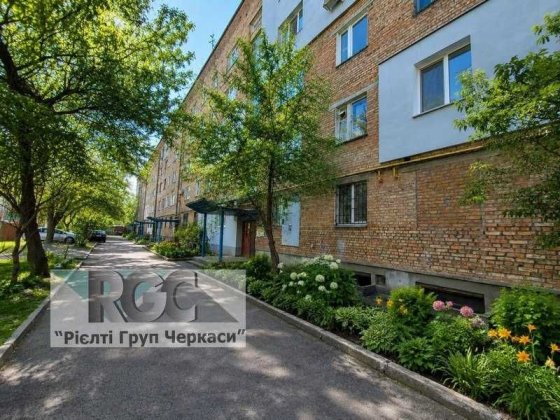 Продаж 3-кімнатної квартири в районі Сєдова
