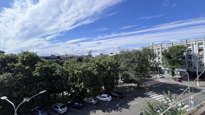 Трикімнатна квартира в самому центрі міста - фото 1