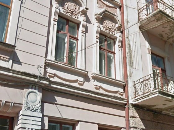 Продається простора 2-кімнатна квартира в австрійському будинку в самому серці Чернівців! Чернівці