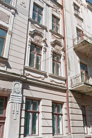 Продається простора 2-кімнатна квартира в австрійському будинку в самому серці Чернівців! - фото 1