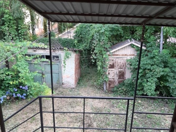 В приватному будинку квартира з двориком і окремим заїздом в Чернівцях. Чернівці