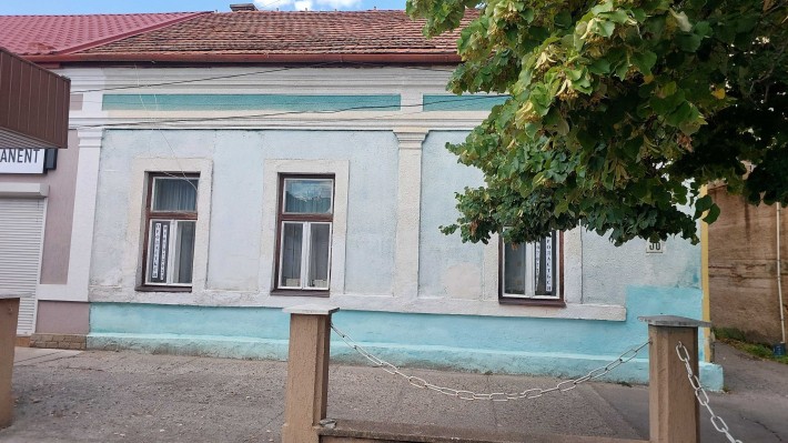 Продається в центрі Берегова квартира в спільному дворі - фото 1