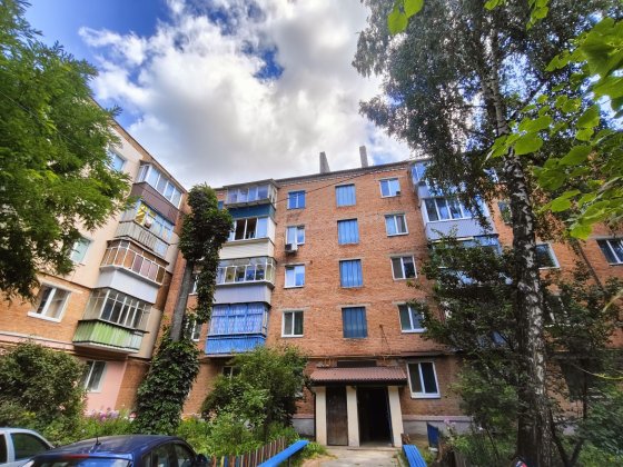 Продається трикімнатна квартира на масиві Васильків