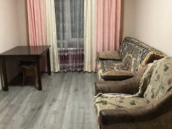 Продаж 2-кімнатної квартири з ремонтом! Перший поверх | Військове містечко | вул. Терещенків, 1 Глухов