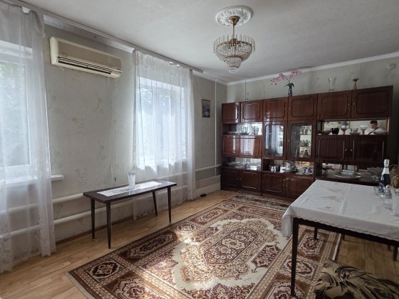 Продам трикімнатну з АГО, гаражем та діляночкою Каменское