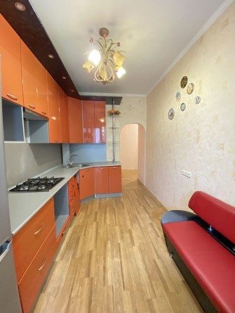 Продаж 1 кімнатної квартири-43,5 м2 по вулиці Героїв Гостомеля з мінімальним оформленням і газом - фото 1
