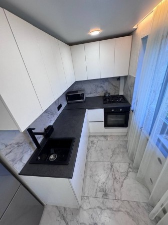 Продам классную 2к квартиру студию на  Черёмушках  пр.В.Стуса - фото 1