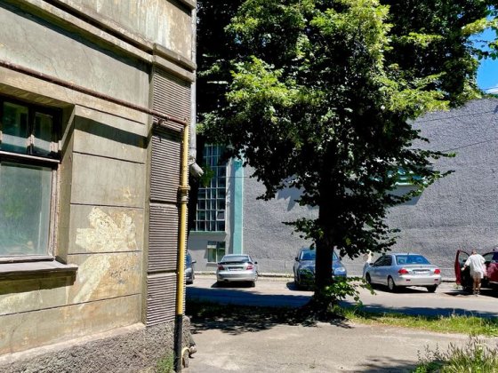 Продам 3 комнатную  квартиру ,сталинку. Центр.Бассейн! Каменское
