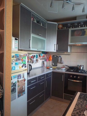 Продам класнючу, з сучасним ремонтом 3 кімнатну квартиру в Дергачах (р-н  старого газового хозяйства - фото 1
