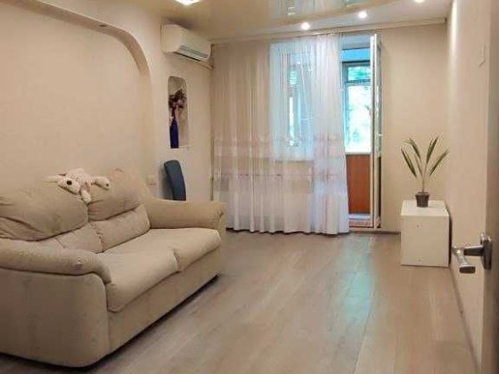 Продам 3-кімнатну квартиру в Дергачах, з кап.  ремонтом, в цегляному будинку, р-н ВОКЗАЛУ Дергачи