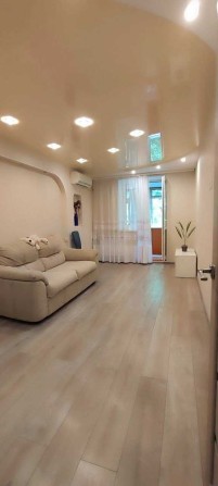 Продам 3-кімнатну квартиру в Дергачах, з кап.  ремонтом, в цегляному будинку, р-н ВОКЗАЛУ - фото 1