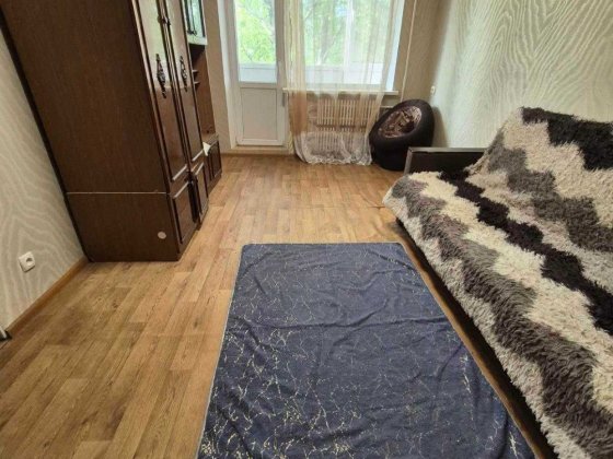 Продам 2 комн квартиру 3я школа Каменское