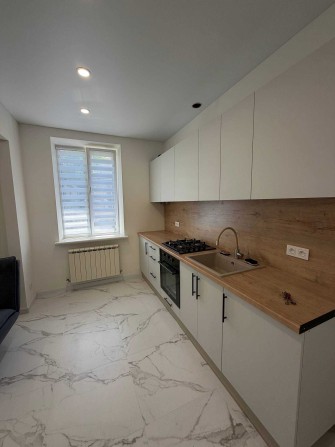 Продам двокімнатну квартиру в центрі - фото 1