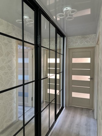 Продам 2 комнатную квартиру в центре - фото 1
