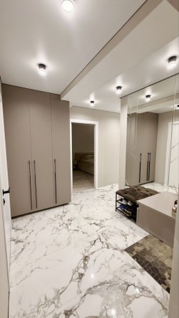 Продам 3-комнатную квартиру с дизайнерским ремонтом - фото 1