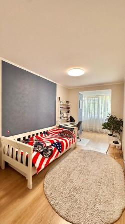 Продам комфортную 4 ком квартиру на 3 этаже с ремонтом и мебелью. - фото 1
