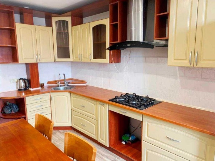 Продам 4-х кімнатну квартиру в тихому, спокійному районі міста. - фото 1