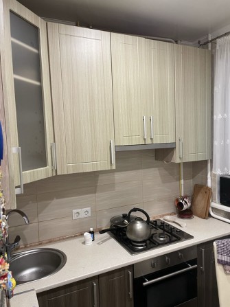 Продам Квартира с ремонтом 3 этаж в 5 этажном доме - фото 1