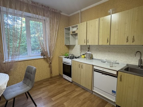 Продам 3-х кімнатну квартиру на 5-му мікрорайоні Лозовая