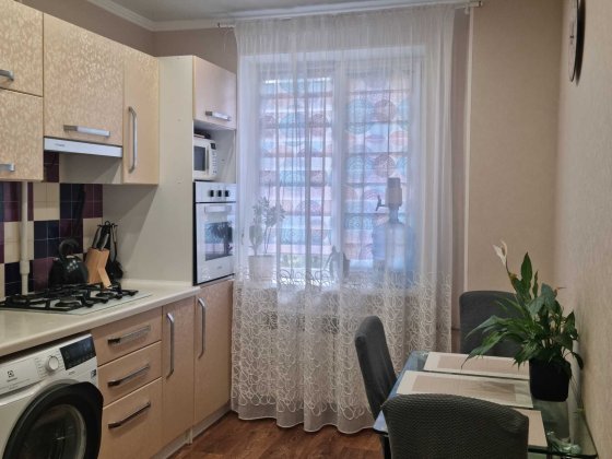 Продам 3-и кімнатну квартиру на 3-му мікрорайоні з ремонтом та меблями Лозовая