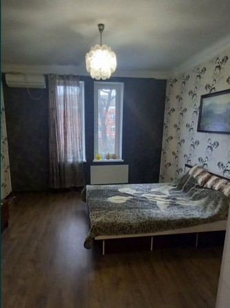 Продам 2-к. квартиру (сталинку) в самом центре с индивидуальным отоплением - фото 1