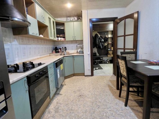 Продам 3х кімнатну квартиру на 2му поверсі.Центр Самар