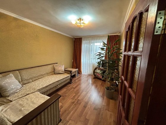Продам простору 3-кімнатну квартиру в центрі м. Ромни