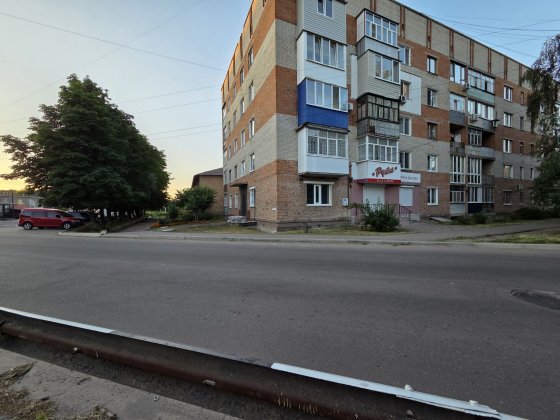 Продам велику трикімнатну квартиру в центрі міста.