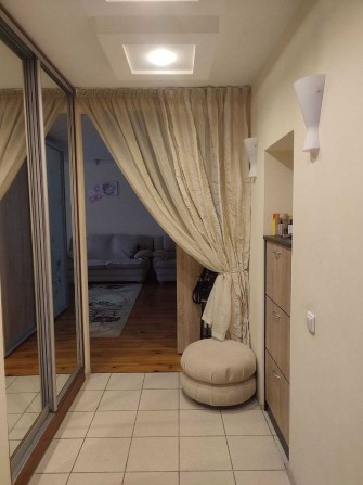 Продам 2 кімнатну студію з меблями та технікою - фото 1