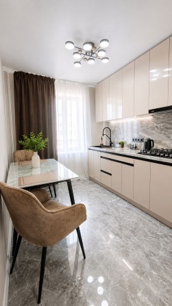 ПРОДАМ стильну 2-кімнатну квартиру в самому центрі м.Самар, район ТЦ "Україна". - фото 1