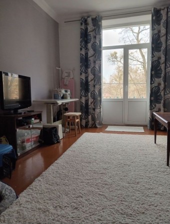 Продам  2 комнатную сталинку в центре - фото 1