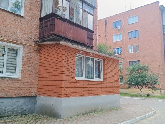 3-х     -квартира   в  ідеальному місці -навпроти  --Будинку  культури Славута