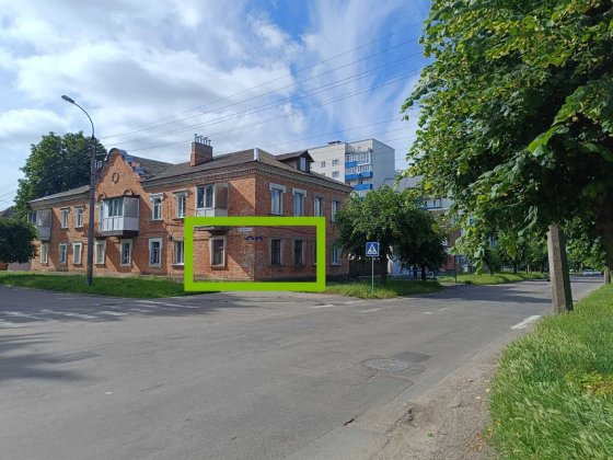 Продається комуналка 30,2кв.м перший поверх, центр міста з фасадом на вул. Грушевського-Костельну, м Умань