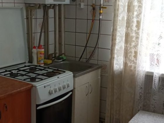 Продаётся 2х комнатная квартира на 1 этаже возле 3 поликлиники. Шостка