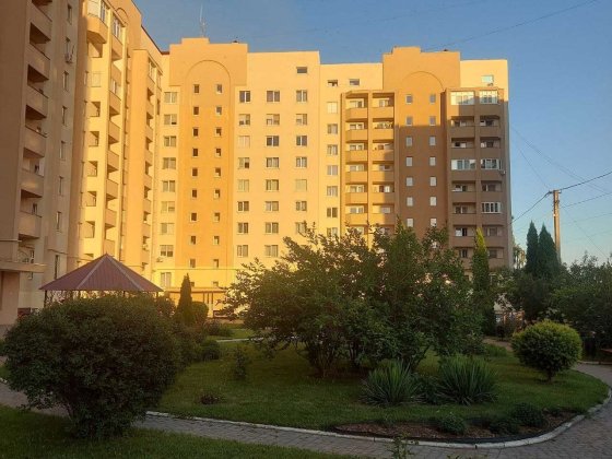 Простора 2-кімнатна квартира в сучасному будинку Ладыжин