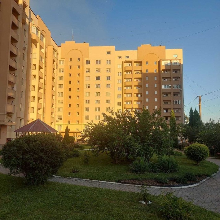 Простора 2-кімнатна квартира в сучасному будинку - фото 1