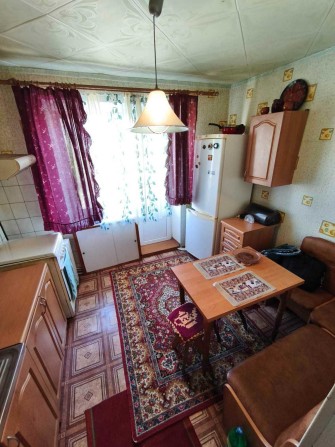 Продам 3-кімнатну квартиру(окремі кімнати),балкон,лоджія,індивідуальне газове опалення,меблі та техн - фото 1